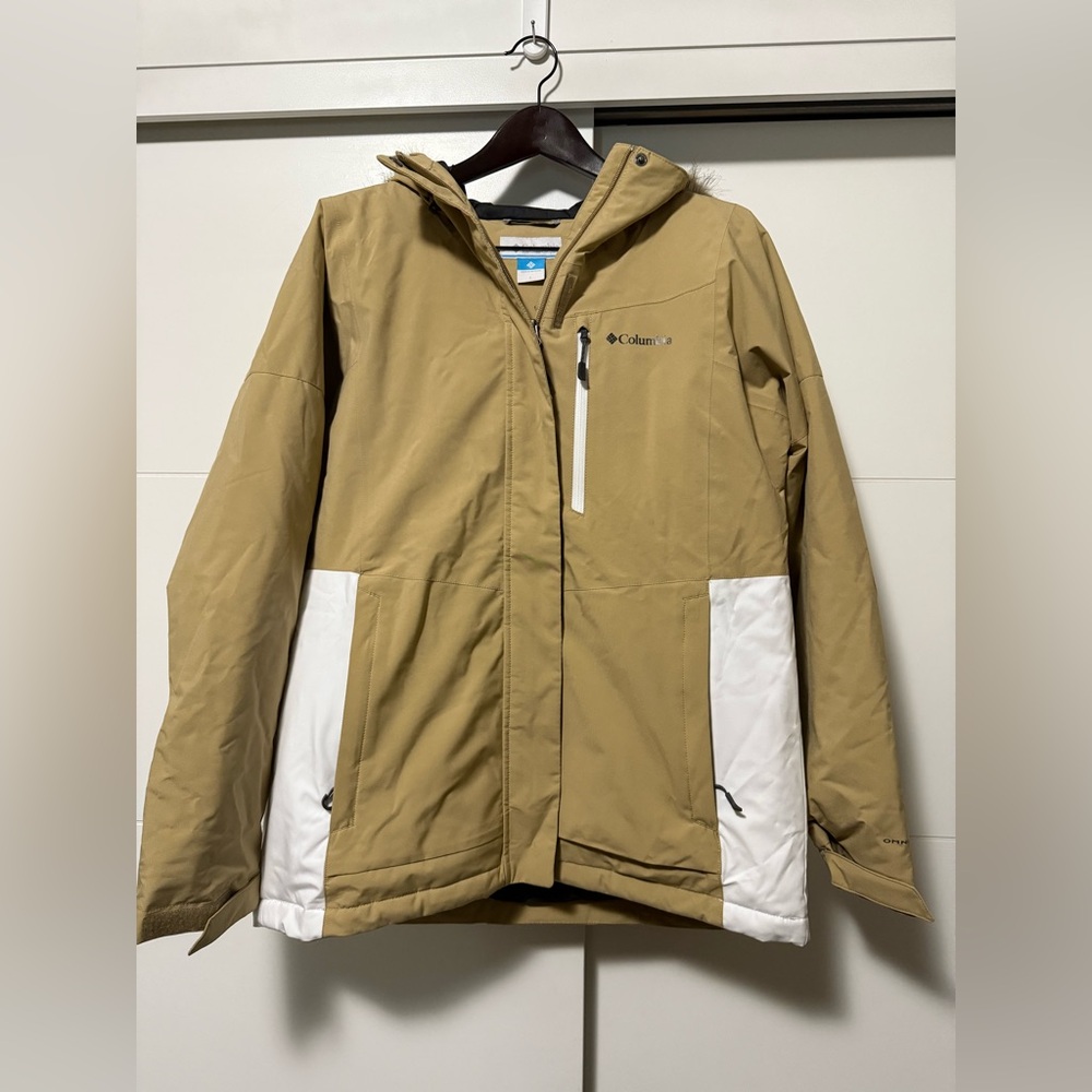 Columbia Women's Tan and White Ski Jacket